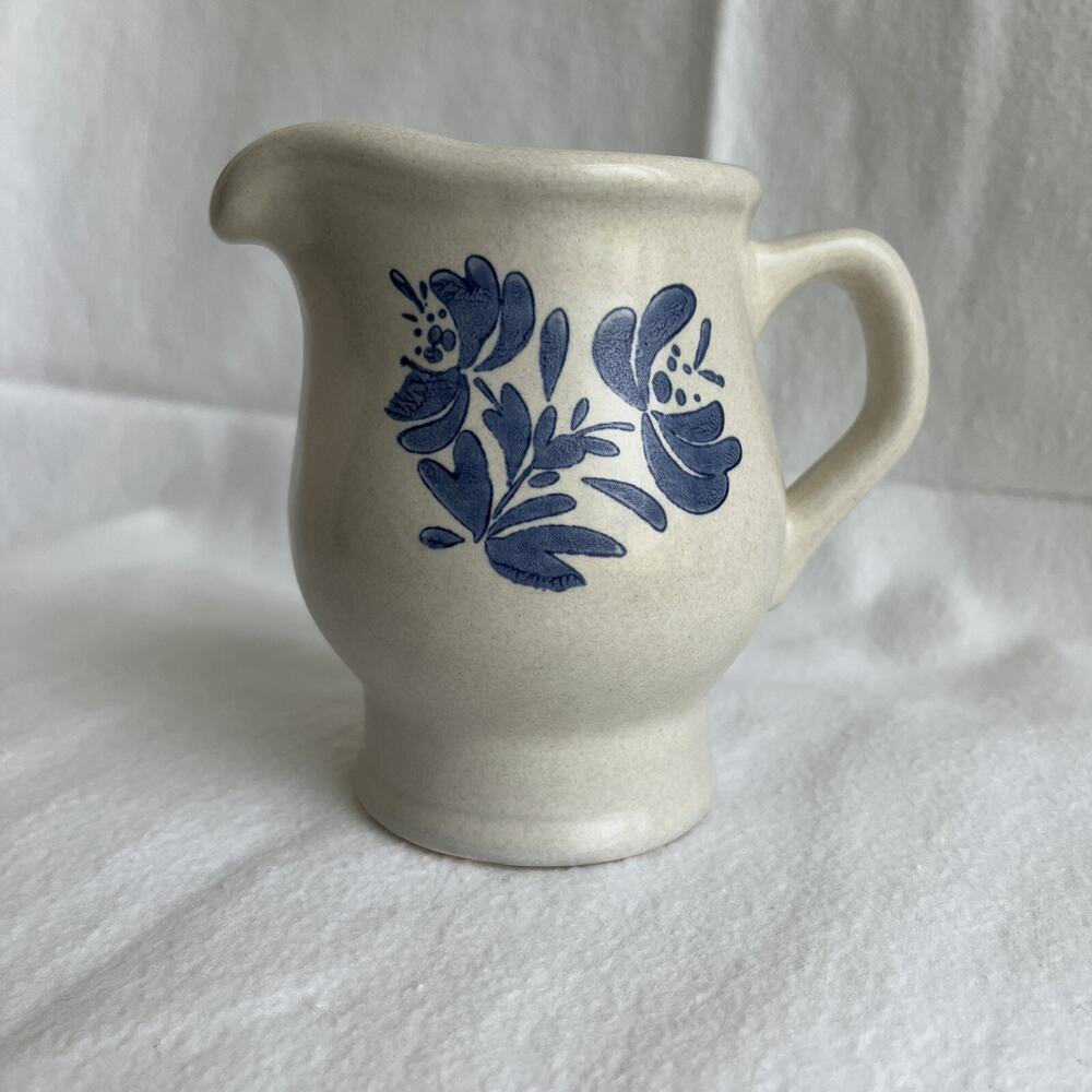 Pfaltzgraff Yorktowne creamer, Stoneware. EUC. Made in USA, White and blue color